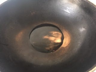 11、妈妈菜～素烧茄子,锅里倒油加热