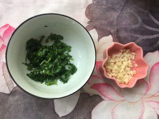 10、妈妈菜～素烧茄子,蒜剁碎 香菜切碎 备用