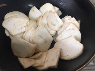 13、妈妈菜～素烧茄子,然后放茄子片 翻炒 茄子属于吸油 如果锅里没有油 没关系，茄子熟了会反水反油的。