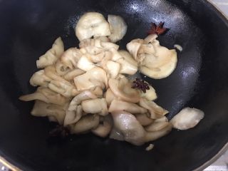 14、妈妈菜～素烧茄子,一直翻炒到软熟。