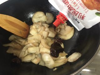 15、妈妈菜～素烧茄子,放入甜面酱 5小勺左右 翻炒均匀