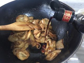 16、妈妈菜～素烧茄子,放入生抽 少量 然后翻炒