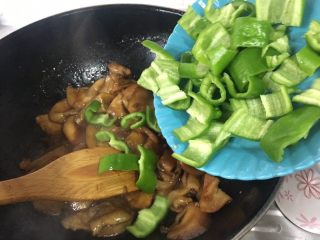 17、妈妈菜～素烧茄子,放青椒翻炒（不放青椒的忽略此步骤）