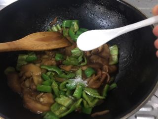 18、妈妈菜～素烧茄子,半勺盐（因为面酱跟生抽就咸）翻炒