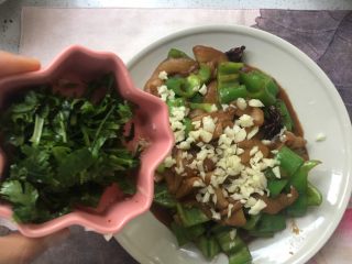 22、妈妈菜～素烧茄子,在撒上香菜末