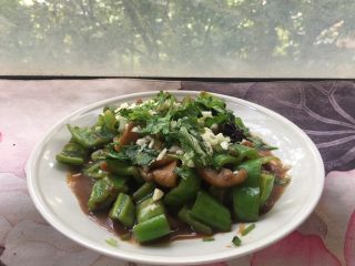 24、妈妈菜～素烧茄子,忽略那些个青椒吧，明天出门了，青椒不能浪费啊，但是加了青椒也很好吃，