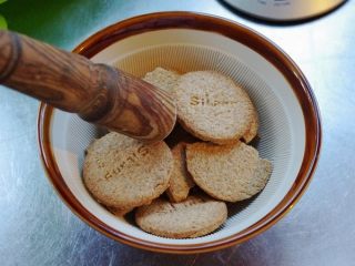 2、芝士蛋糕,把饼干压碎，用擀面杖也可以，或者在钵里面敲碎什么的。