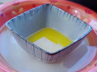 3、芝士蛋糕,黄油隔水融化，有微波炉用微波炉也可以。