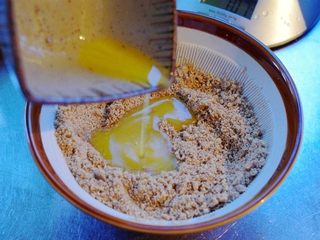 4、芝士蛋糕,融化的黄油加入敲碎的饼干里面，搅拌！