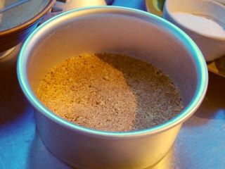 5、芝士蛋糕,把步骤4的东西放进模具，用杯底或者什么平的东西压紧实，压平。放进冷藏室，待用。