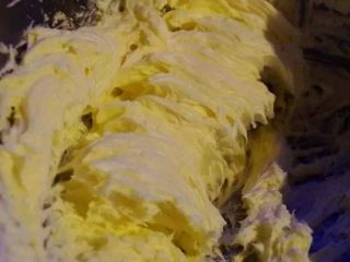 6、芝士蛋糕,奶油芝士隔水软化开，然后就打蛋器上场，打啊打，糖分2次加入。打到光滑细腻无颗粒感。