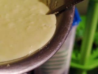 7、芝士蛋糕,加鸡蛋，轻打一下，搅拌开就好。继续加入酸奶，香草精，新鲜柠檬切一小半挤2下的柠檬汁就够了，筛入低筋粉。