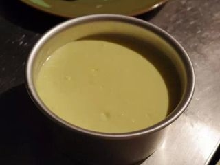 8、芝士蛋糕,把这个糊糊倒进去之前第4步的饼干底上，在桌子上震一震，跟做蛋糕底一样。