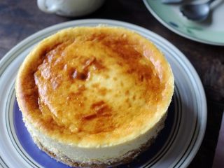 9、芝士蛋糕,把活底模具底部包起来锡纸（防进水），放在烤盘里面。在烤盘里面加水，尽量加多点。