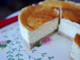 10、芝士蛋糕,预热170°。然后带水的烤盘一并放进烤箱，170°烤了8-10分钟之后150°-155°烤了40-45分钟。烤至表面金黄就行了。做好了之后，冷却，冷了放冰箱冷藏室，放几个小时放一晚上什么的最好吃了！