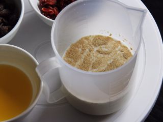 2、蔓越梅乡村面包,牛奶加热至37度左右加入发酵粉孵化。