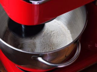 4、蔓越梅乡村面包,搅拌一下，材料混合均匀。
