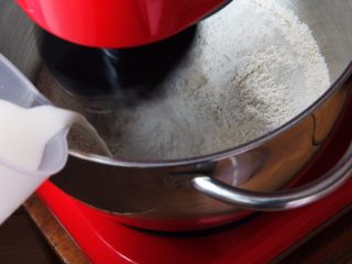 5、蔓越梅乡村面包,倒入发酵液。