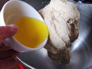 7、蔓越梅乡村面包,加入橄榄油，继续搅拌20分钟。