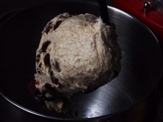 9、蔓越梅乡村面包,继续搅拌均匀。