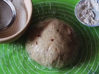 16、蔓越梅乡村面包,发酵藤篮筛上高筋粉，防止面团粘住。