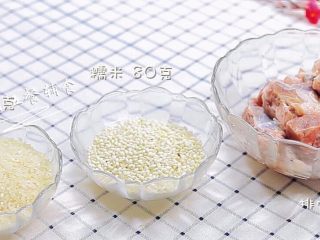 1、时蔬排骨饭 宝宝辅食 大米+糯米+杏鲍菇,食材准备好。加了一点糯米，煮出来的饭糯糯的，糯米是健脾助消化的食物哦。