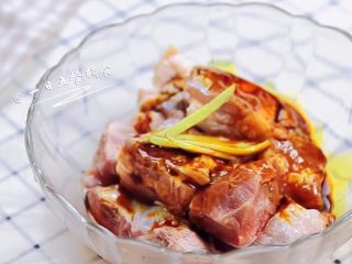 4、时蔬排骨饭 宝宝辅食 大米+糯米+杏鲍菇,排骨里加几片姜丝，2大勺生抽，搅拌均匀，放冰箱腌制30分钟。这里没有加更多的调料，做出来的饭属于有味但不是多么浓郁，非常适合宝宝。