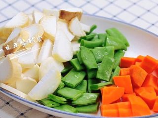 5、时蔬排骨饭 宝宝辅食 大米+糯米+杏鲍菇,胡萝卜切小段，豆角也切小段，杏鲍菇切片。