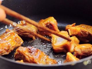 6、时蔬排骨饭 宝宝辅食 大米+糯米+杏鲍菇,热锅，倒一点油，排骨放进锅中，两面都煎到变色，捞出来备用。