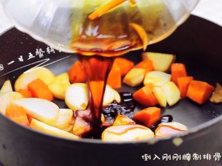 7、时蔬排骨饭 宝宝辅食 大米+糯米+杏鲍菇, 直接继续在锅中炒胡萝卜，翻炒1分钟，加杏鲍菇。炒均匀后，倒入刚刚腌制排骨的酱汁。