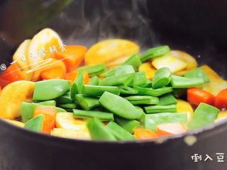 8、时蔬排骨饭 宝宝辅食 大米+糯米+杏鲍菇,再倒入豆角。