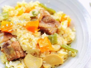 11、时蔬排骨饭 宝宝辅食 大米+糯米+杏鲍菇,煮好后再焖10分钟，会更美味哦。如果煮好了你的饭还是湿湿的，不喜欢这样湿湿的口感，可以放回锅里再炒一下。