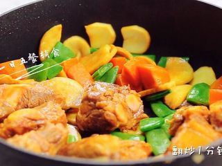 9、时蔬排骨饭 宝宝辅食 大米+糯米+杏鲍菇,翻炒几下加排骨，炒炒就可以关火。