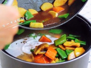 10、时蔬排骨饭 宝宝辅食 大米+糯米+杏鲍菇,泡好的米放进锅中，水跟平常煮饭的量一样多。把刚才的配菜都倒进去，放进电饭锅煮熟。