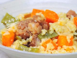 12、时蔬排骨饭 宝宝辅食 大米+糯米+杏鲍菇,焖个这样的排骨饭，再来一碗蔬菜汤，一餐就搞定了，而且非常美味，还简单方便。