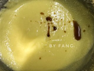 9、枣泥糕,然后滴入几滴香草精