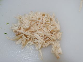 4、茼蒿炒鸡丝,捞出放凉，然后撕成丝。