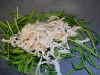 10、茼蒿炒鸡丝,茼蒿段稍微软一点之后，加入鸡胸肉丝翻炒
