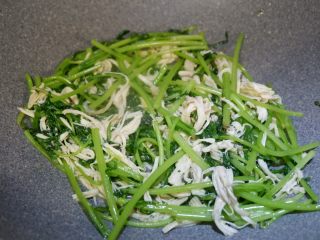 12、茼蒿炒鸡丝,翻炒均匀即可~