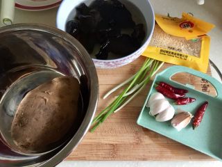 1、我爱土豆➕炝拌土豆片,大土豆一个，干木耳泡发，小葱两三颗，干辣椒四颗，蒜头4瓣，熟白芝麻少许