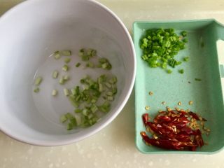 3、我爱土豆➕炝拌土豆片,小葱分葱白葱绿，分别切末，干辣椒去蒂剪成小段