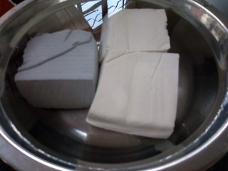 1、双色豆腐煮肉蓉,买回来的豆腐用加了盐的清水浸一下。