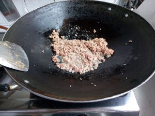 5、双色豆腐煮肉蓉,加少量水，炒至八成熟