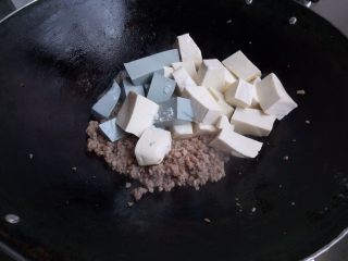 9、双色豆腐煮肉蓉,加入盐