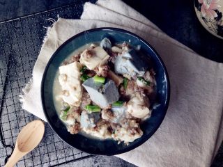 12、双色豆腐煮肉蓉,盛碟即可。