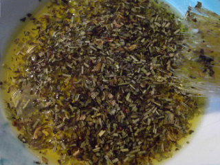 1、法式面包Fougasse 香油蓝乳酪版,头天晚上就将橄榄油和普罗旺斯香料混合,为了更进味,成为香料油,备用