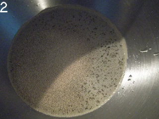 2、法式面包Fougasse 香油蓝乳酪版,面包烘焙部分:水、干酵母放入厨房机