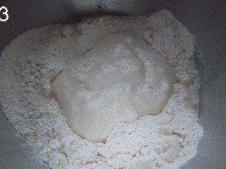 3、法式面包Fougasse 香油蓝乳酪版,加入面包粉。小心加入天然酵母,让天然酵母与水不要有直接接触