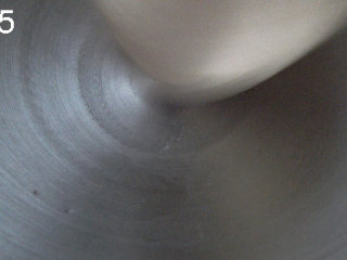 5、法式面包Fougasse 香油蓝乳酪版,低速搅拌均匀后,转高速搅拌到脱缸