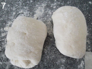 7、法式面包Fougasse 香油蓝乳酪版,将面团分成两份,每份分别折两次三折。静置15分钟